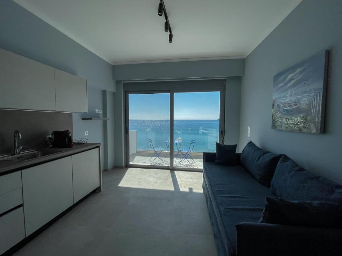 Escape Chic With Seafront Patio * Charaki