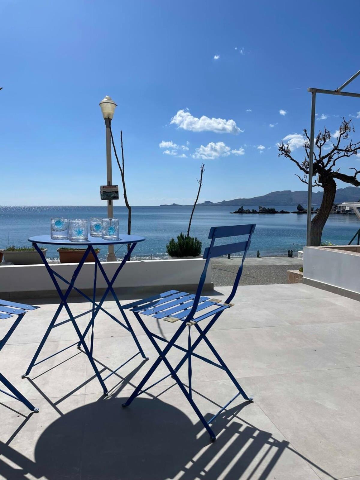 Escape Chic With Seafront Patio * Charaki